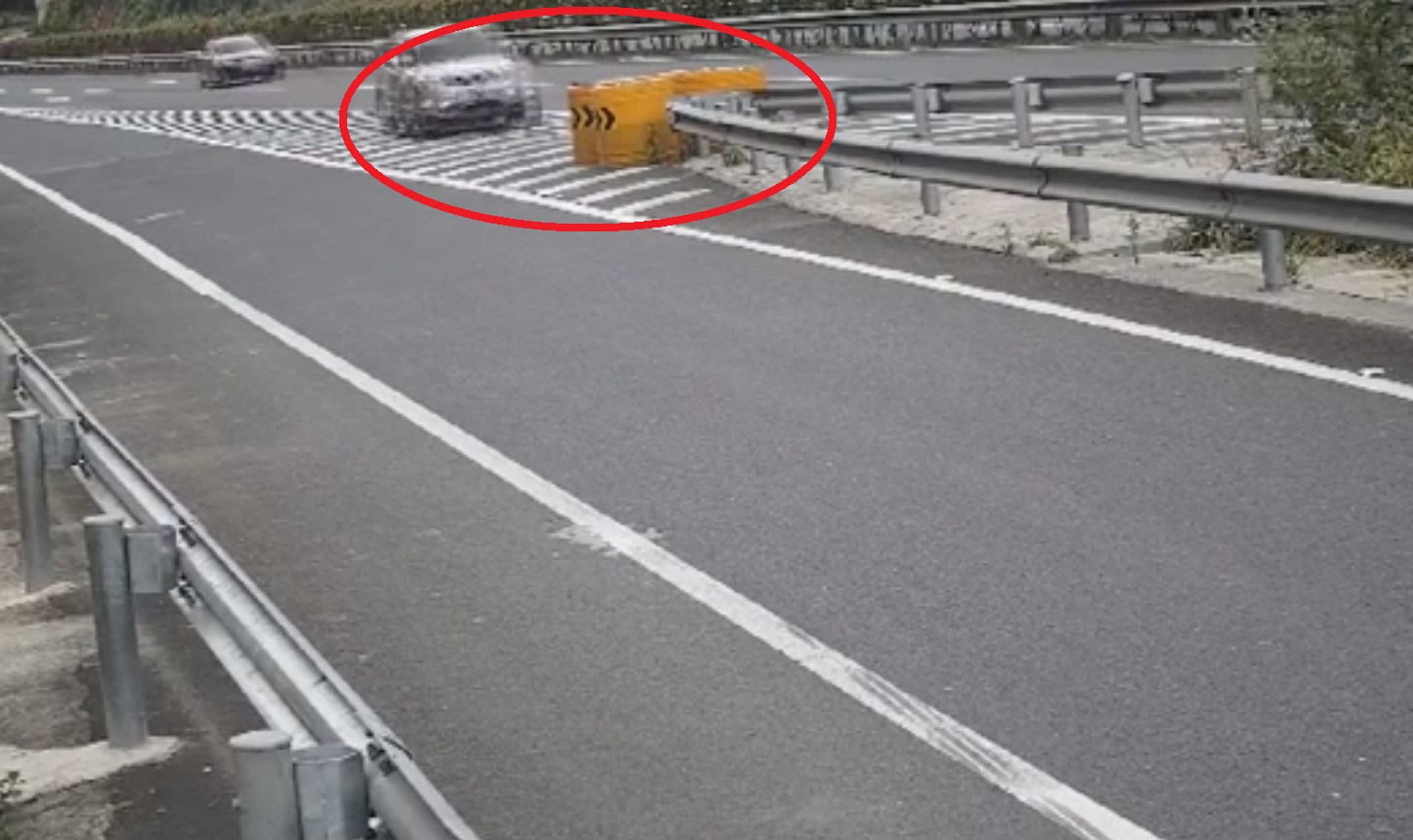 Aksidenti i frikshëm në trafikndarës makina aksident