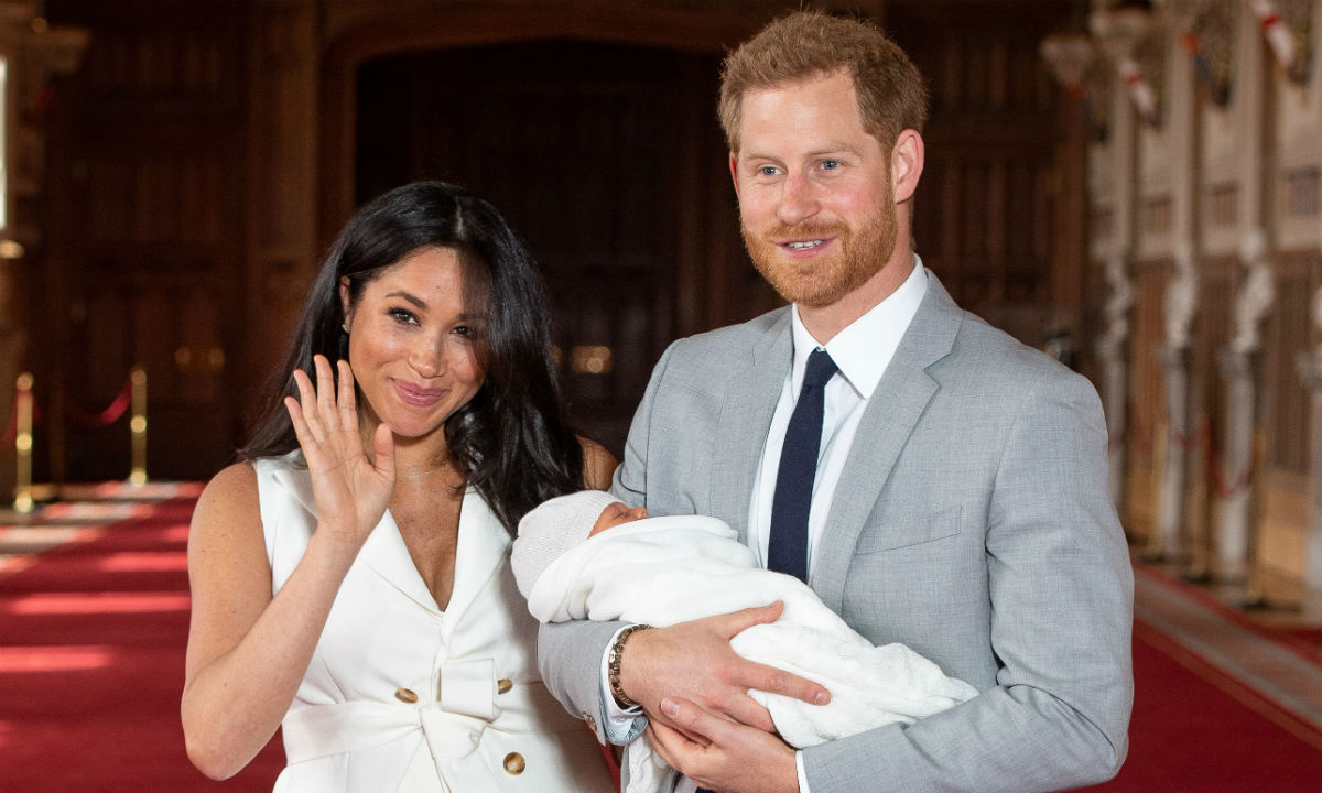 Meghan Markle thyen sërish rregullat mbretërore, dukesha vendos të pagëzojë të birin në një ceremoni private megan