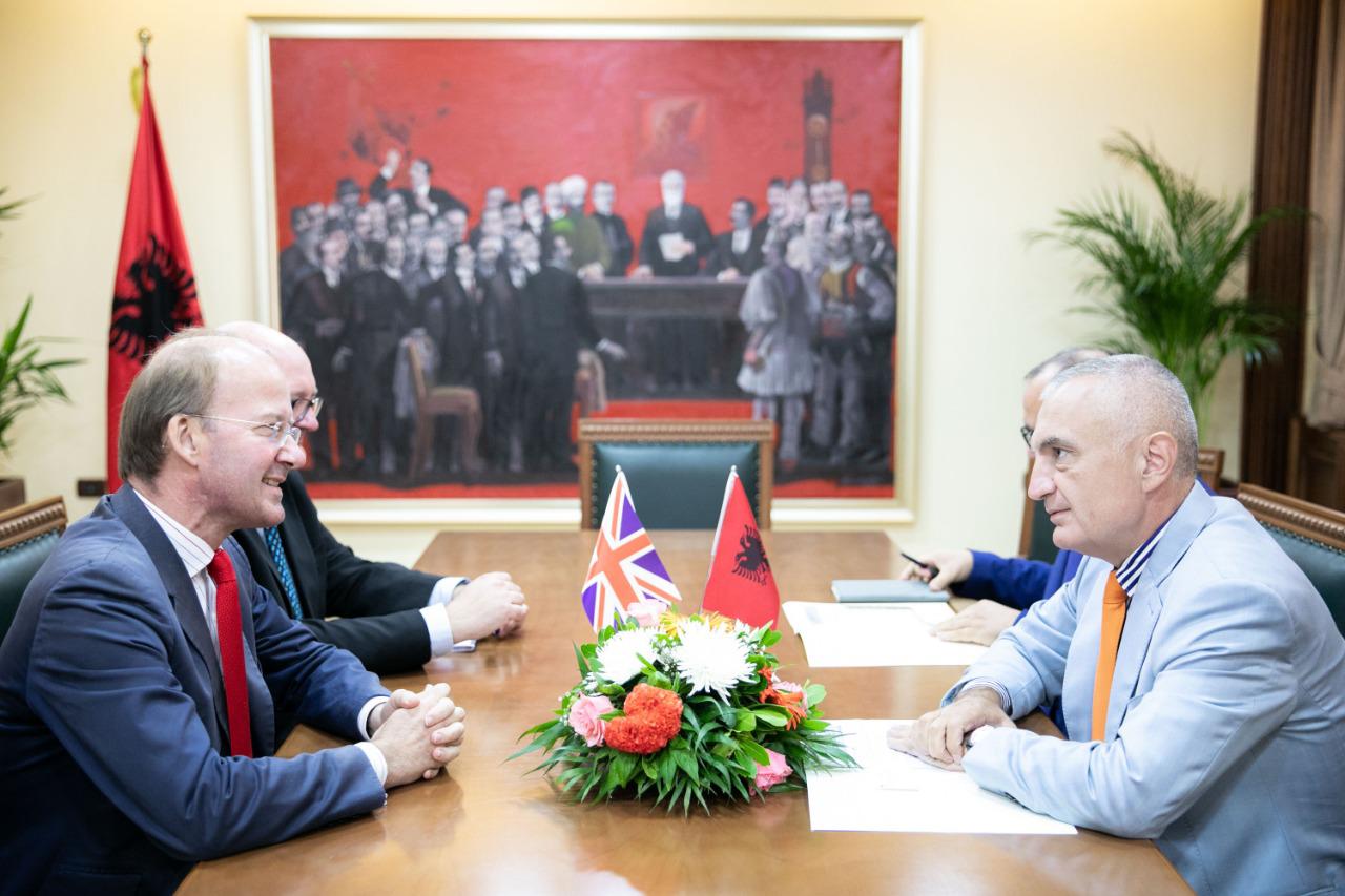 “Rikthim urgjent të vendit në shinat e shtetit ligjor”- Meta takon zyrtarin e lartë britanik: I shërben hapjes së negociatave meta me britanikun