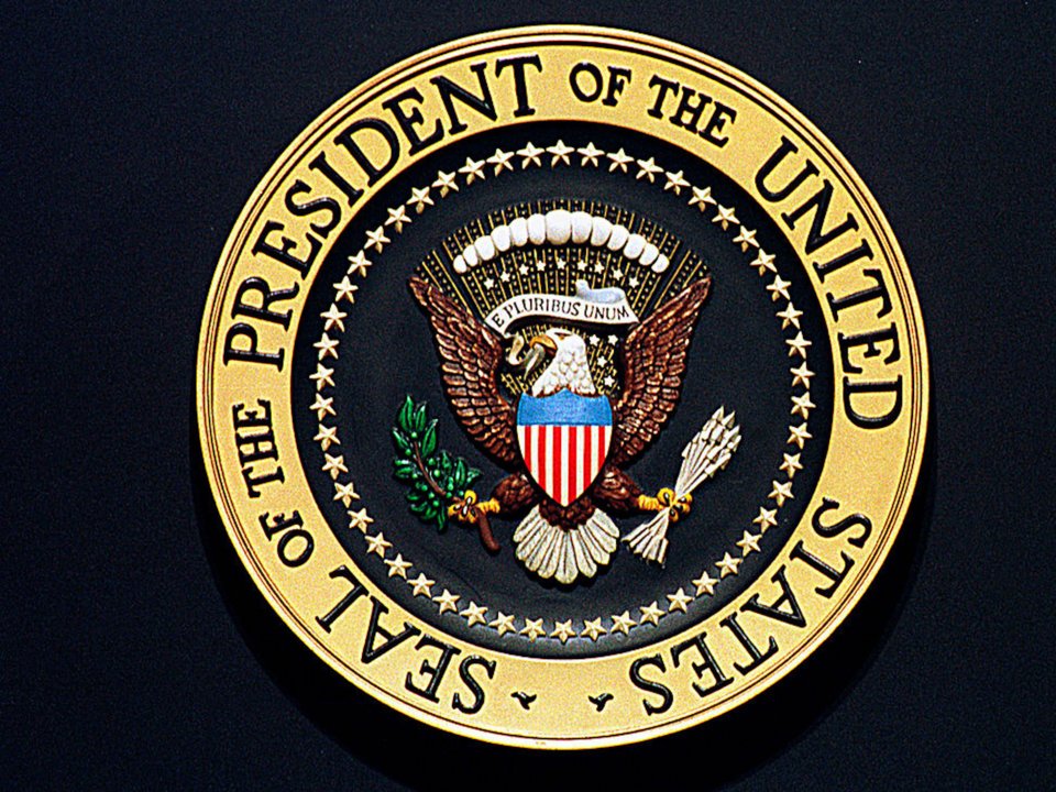Skandal në konferencën e Trump, shfaqet emblema presidenciale e hakuar me simbole ruse 2 original logo