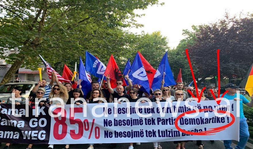 Gafa me pankartat: Ne besojmë tek Partia Demokartike pankarta