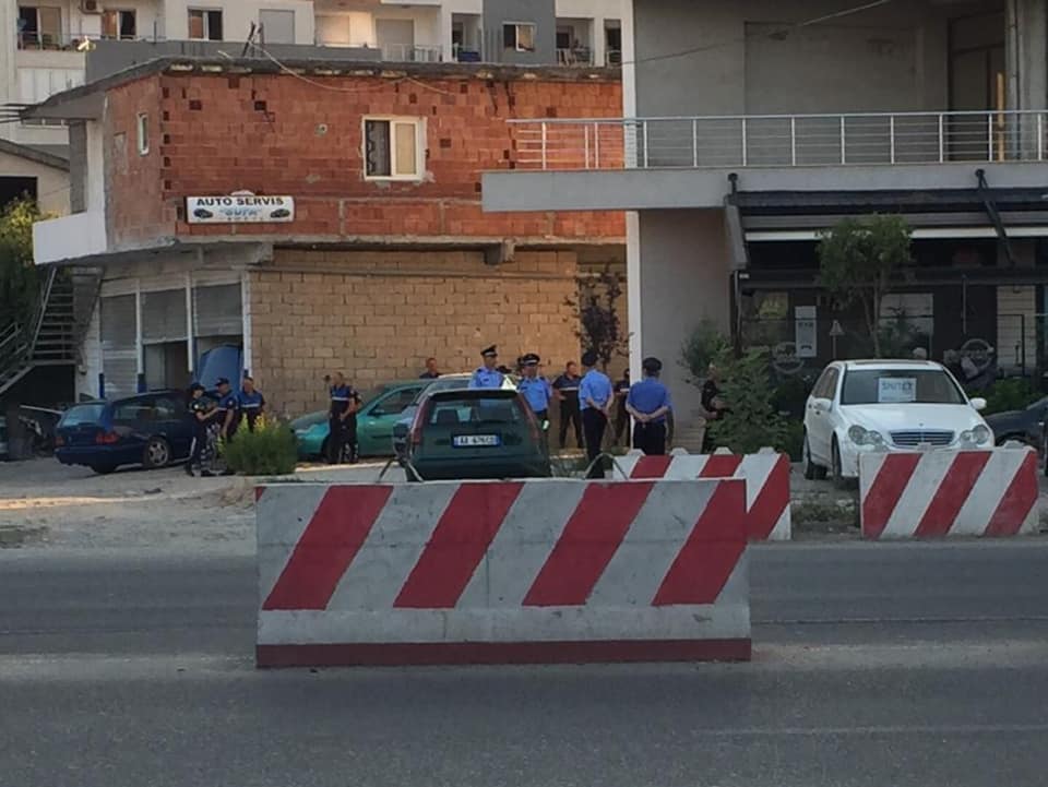 Situatë e tensionuar në Astir, forca të shumta policie në zonë polici astir