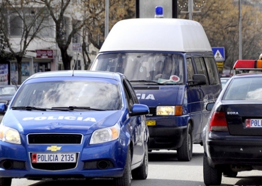 Vidhnin rroba në qendrat tregtare, arrestohen dy të rinjtë në Tiranë polici tirane