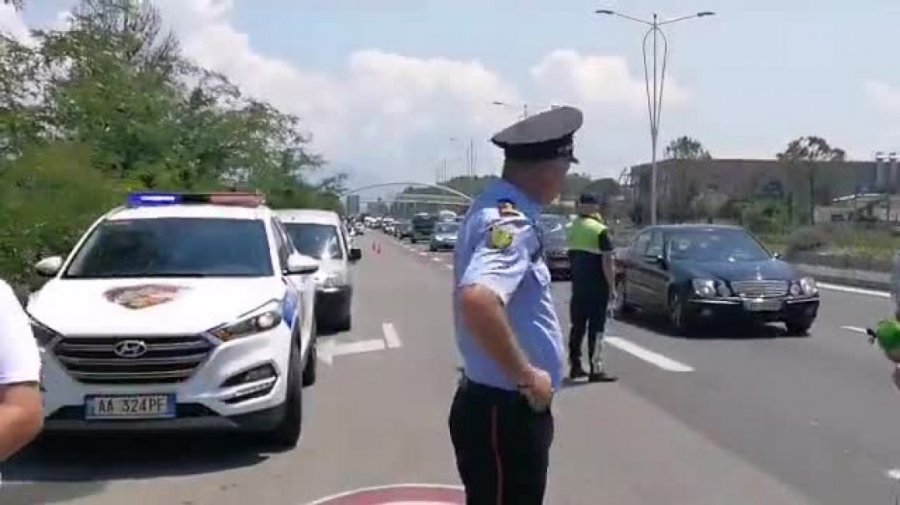 Keni makinë me xhama të zinj? Kujdes, 87 shoferë të ‘fortë’ u gjobitën nga policia në Tiranë polici