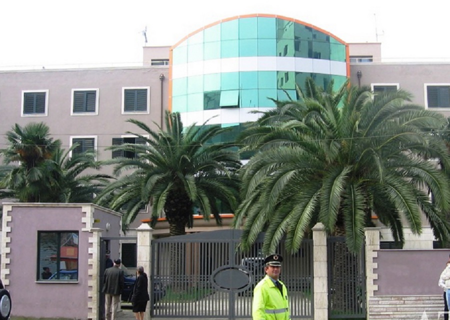 Nusja bën ish-vjehrrën për spital, i futet me forcë në banesë policia durres