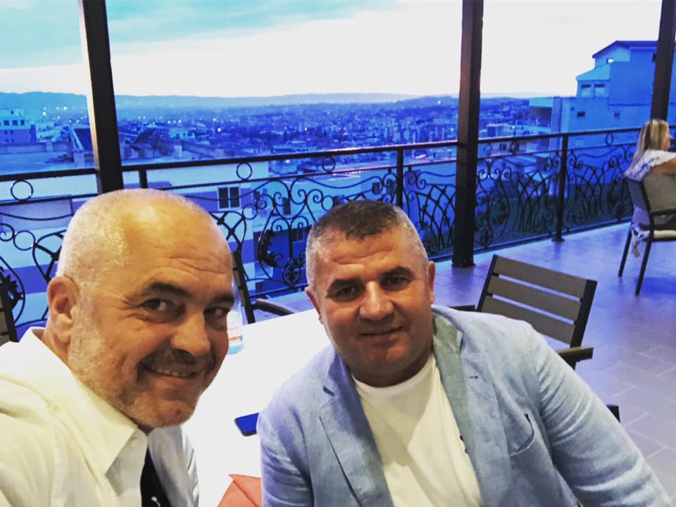Edi Rama poston një foto me një tjetër “katunar” Dajti rama 12