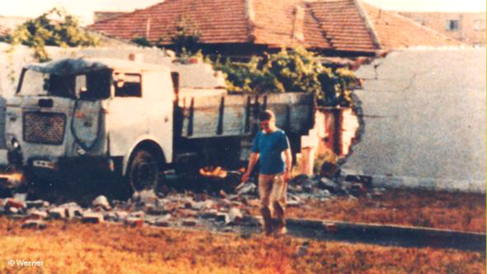 Ilir Demalia kujton 2 korrikun e ’90: Si ndodhi shpërthimi i ambasadave, pashë dy vrima të vogla në trupin e tij… skoda ambasada