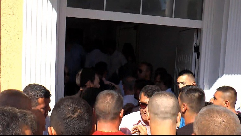 Pas Devollit bie edhe Kavaja, kryebashkiaku socialist hyn në bashki, dera hapet nga policia socialistet ne bashki