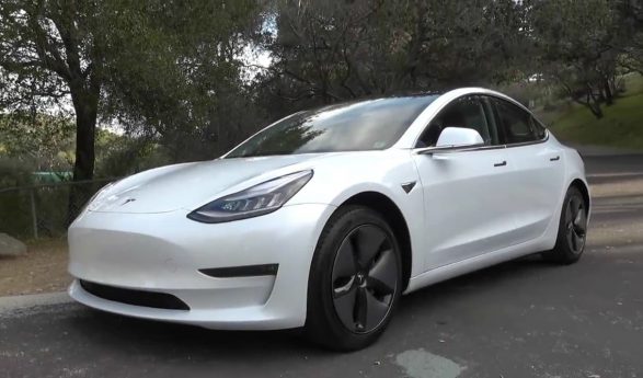 VIDEO/Makina Tesla e parashikon një aksident para se të ndodhë tesla model 3