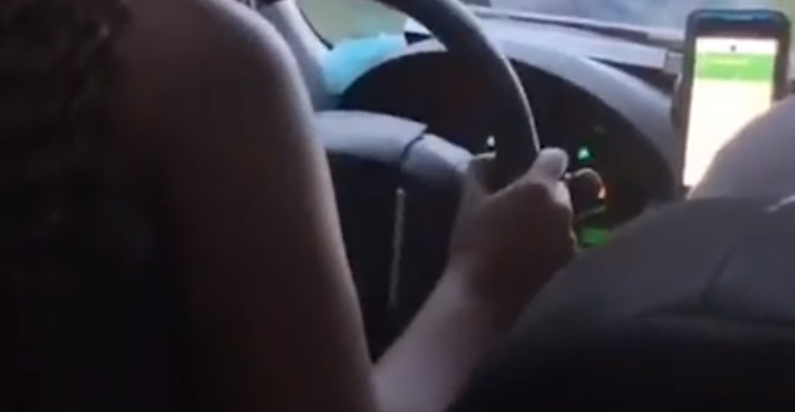 Momenti i frikshëm kur shoferes së taksisë i ngel timoni në dorë (VIDEO) timoni uber