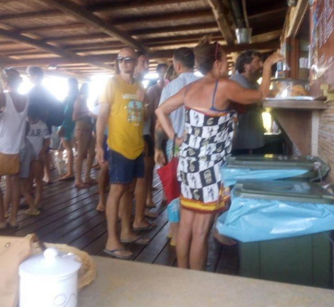 Totti i madh, pret në radhë për të marrë pjatën me sallatë (Fotot) 1 toti 1