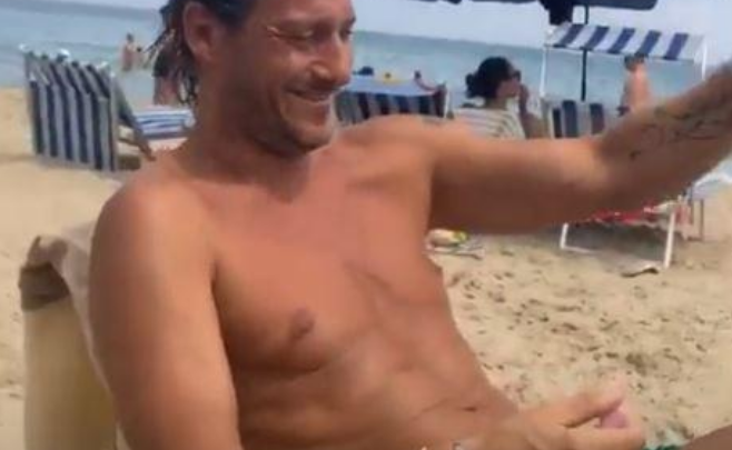 Totti i madh, pret në radhë për të marrë pjatën me sallatë (Fotot) toti