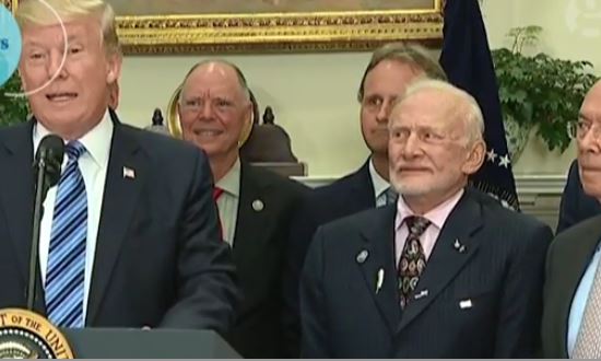 Video që s’duhet humbur, gjestet e fytyrës të lënë pa fjalë. Si reagon austronauti teksa flet Trump (VD) trump 5