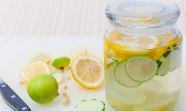 Kjo recetë e thjeshtë do t’ju dihmojë të ulni barkun uje me limon