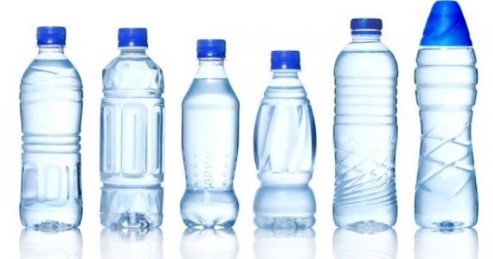 Pse nuk duhet të pini ujë në shishe plastike? uje