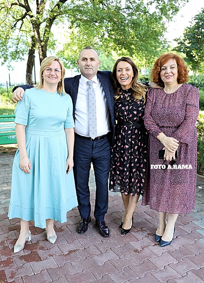 “Si veshka në mes të dhjamit”, Ulsi Manjën e rrethojnë deputetet socialiste 1 ulsi manja blerina gjylameti 2