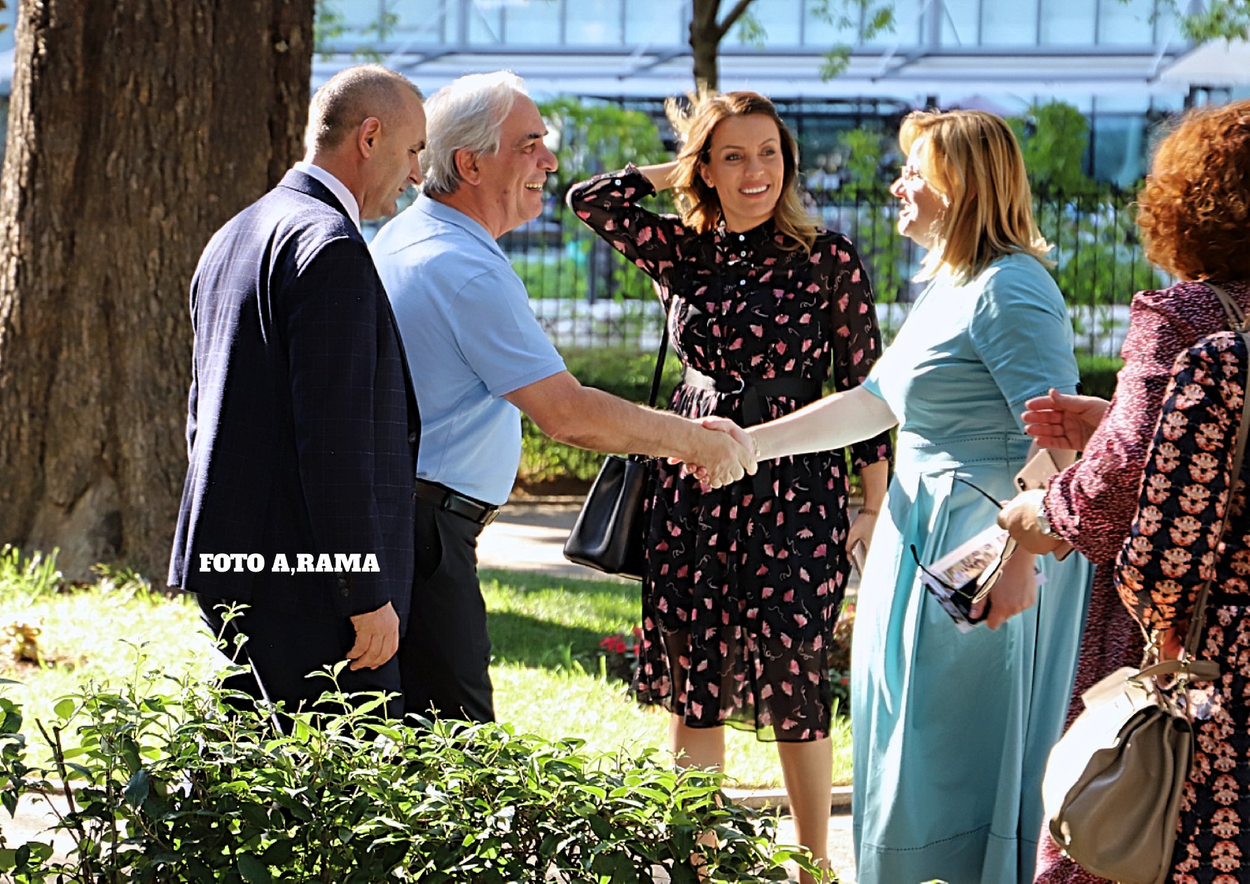 “Si veshka në mes të dhjamit”, Ulsi Manjën e rrethojnë deputetet socialiste 2 ulsi manja blerina gjylameti 3