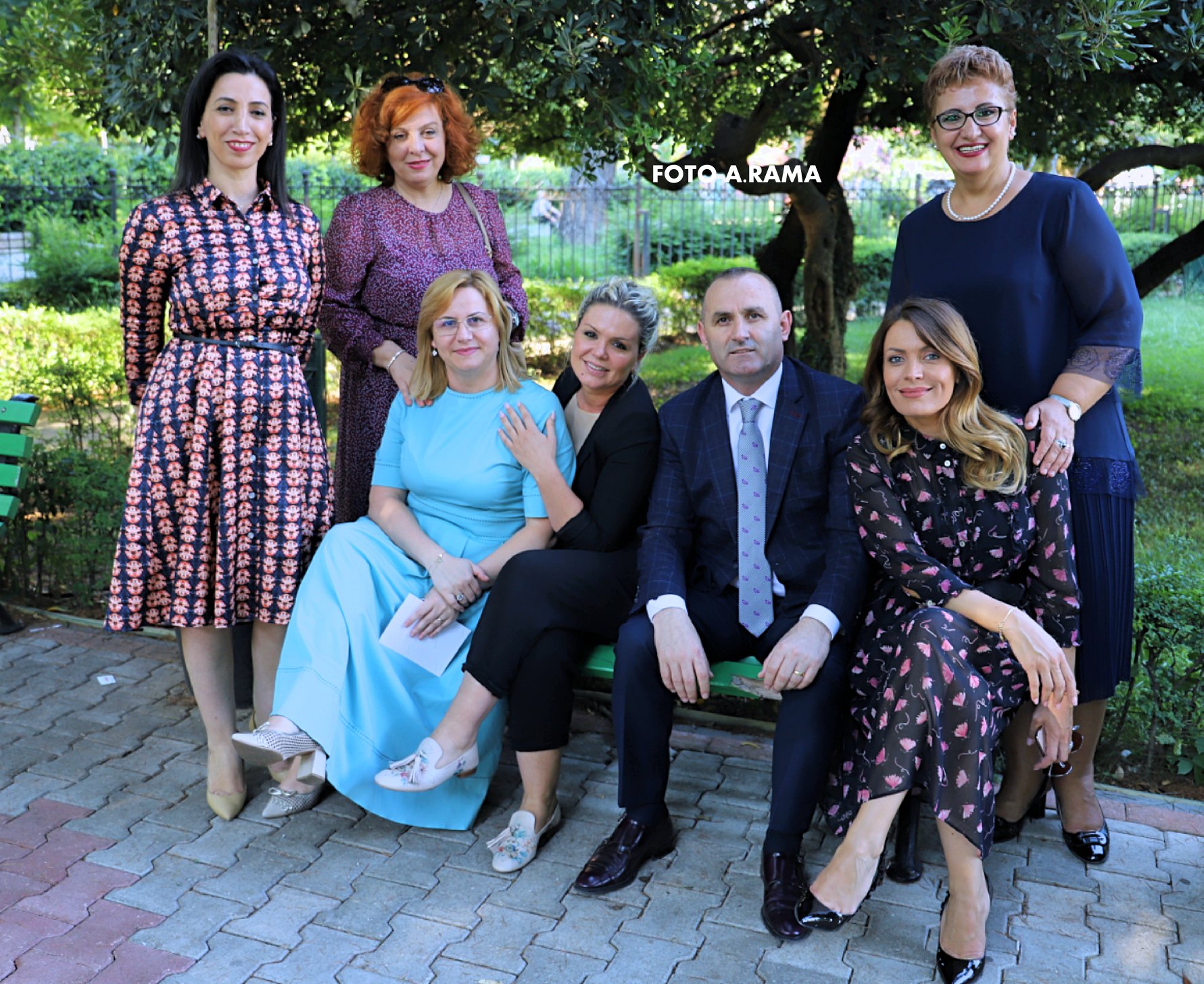 “Si veshka në mes të dhjamit”, Ulsi Manjën e rrethojnë deputetet socialiste ulsi manja blerina gjylameti 5