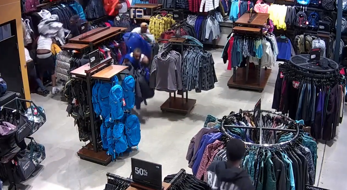 VIDEO / Vjedhje spektakolare, zgjat vetëm 30 sekonda vjedhje market