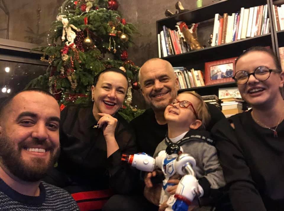 Festë në familjen e kryeministrit, Zaho mbush 5 vjeç zaho
