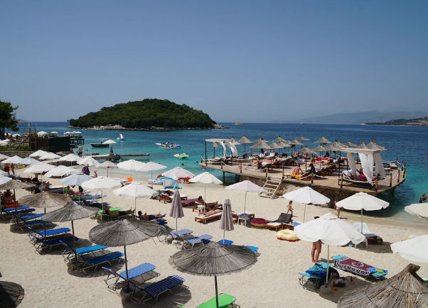 Media zvicerane, Blick: Histori, plazhe dhe mikpritje, Shqipëria ofron gjithçka zvicra media