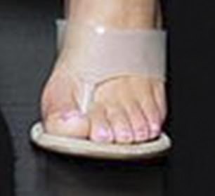 17507662 7377701 Extra toe It was Kim s left foot that drew attention She wore wh m 3 1566373369151