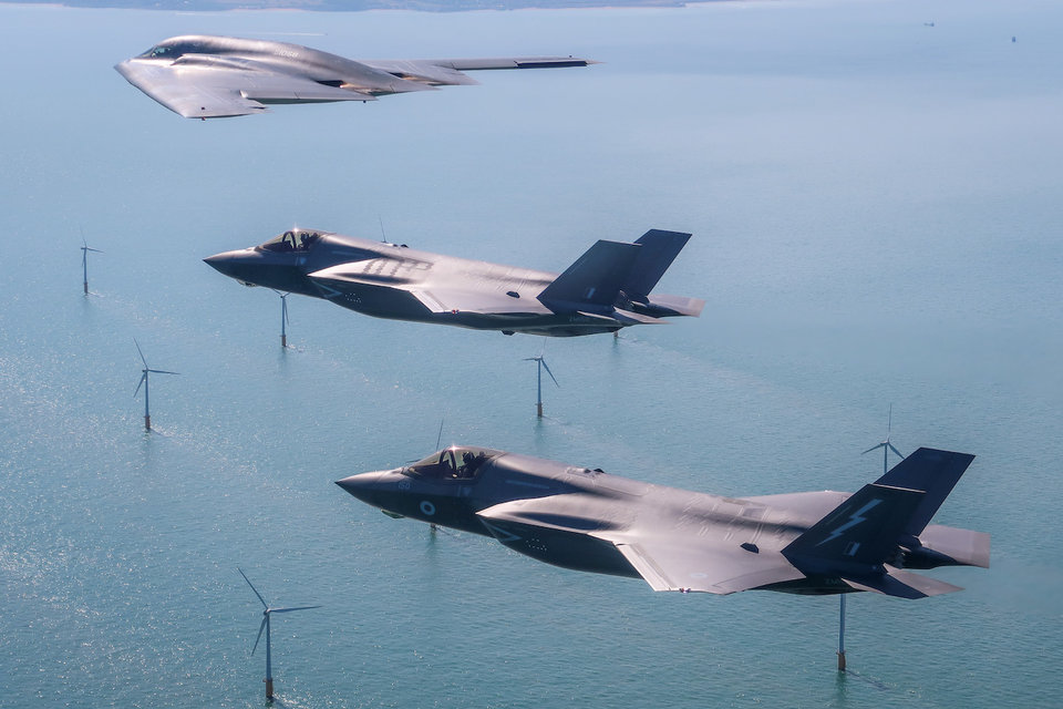 Bombarduesit B-2 mahnisin në stërvitjen e parë të përbashkët me F-35-at britanikë 6 51