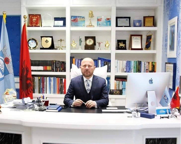 Foto-fakt/ A e liroi vetë Xhelal Mziu zyrën e Bashkisë Kamëz?! 1 67915433 2319709951411584 6178312783168274432 n