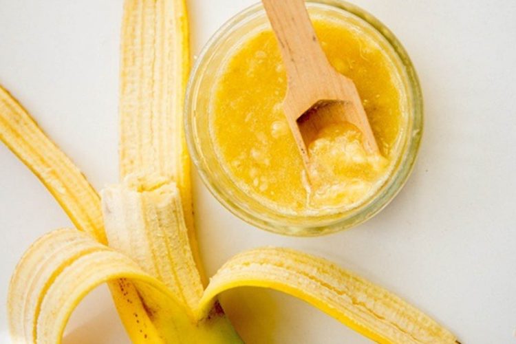 Me këto katër përbërës të thjeshtë mund të rigjeneroni flokët e dëmtuar Banane