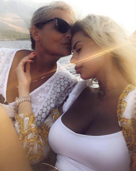 Fotot/ Luana Vjollca po pushon në Dhërmi mes puthjesh e përqafimesh 3 Luana 4 Copy
