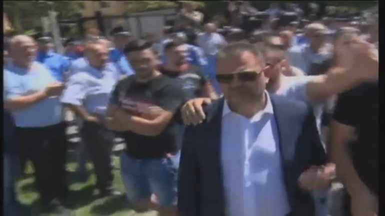Video/ Publikohen pamjet e momentit kur Tom Doshi goditet nga protestuesit e PD Toma
