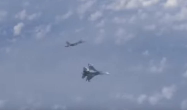 Tensione në ajër/ Avioni i NATO-s gjurmon avionin rus avion nato rusi
