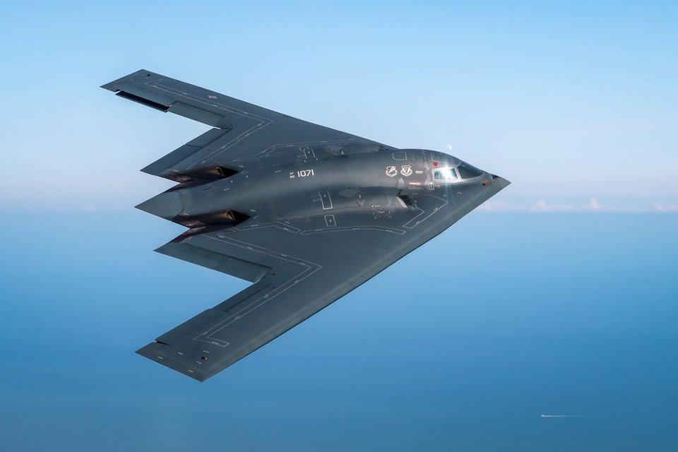 Bombarduesit B-2 mahnisin në stërvitjen e parë të përbashkët me F-35-at britanikë 5 bombardues B2 F 35 6