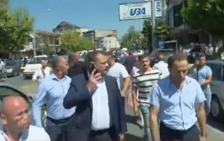 Plas në Shkodër, militantët e PD qëllojnë me shishe Tom Doshin. Përplasje e fortë dhe me policinë doshi11