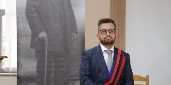 Gjykata lë të lirë autorin që goditi me grusht kryebashkiakun e Kolonjës Erion Isain erion isai kryetar bashkie