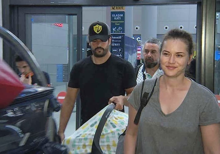 Deklarata e Burak Ozçivit: “Fahriye është e bukur në çdo lloj mënyrë!” 1 fahriyevcen havalimani.jpg sd