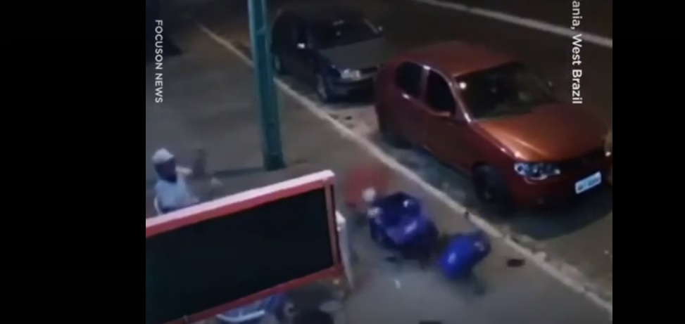 Aksidenti i frikshëm, goma e shkëputur nga makina godet si rrufe 39-vjeçarin në lokal makina 2