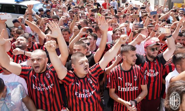 Pritja madhështore/ Milani publikon pamje nga arritja e skuadrës në Kosovë milan