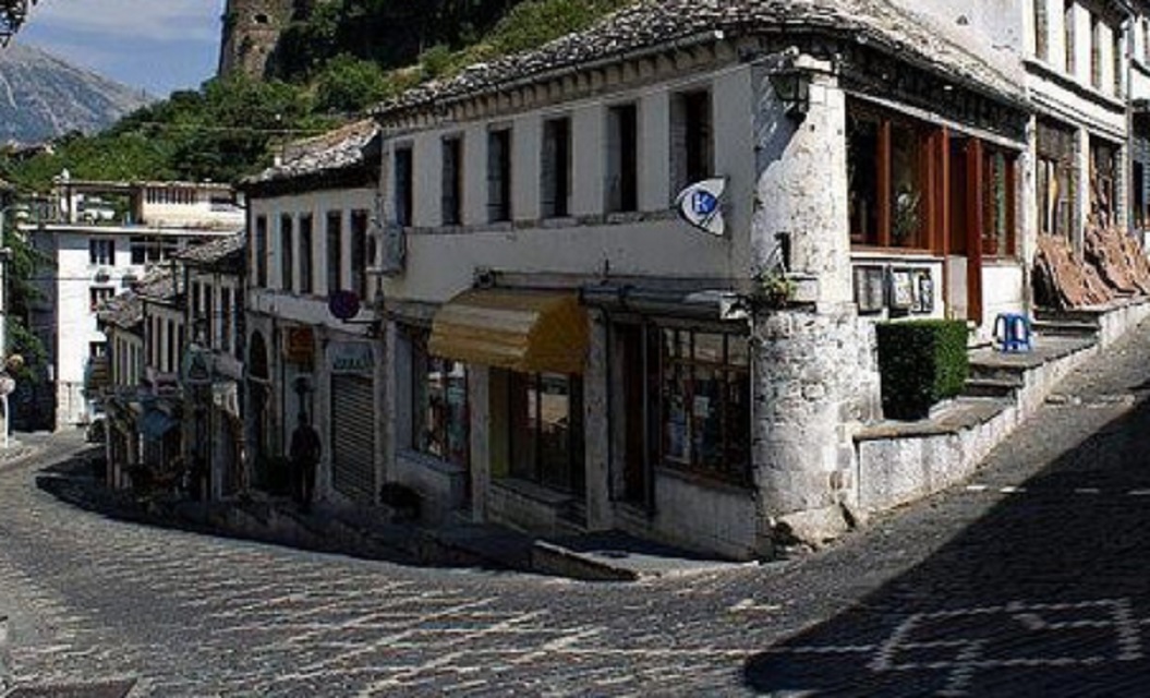 Raporti i KLSH / Qindra milionë lekë abuzime në ujësjellësin e Gjirokastrës, kryebashkiaku dhe administratori “mbyllin sytë” pazari vjeter gjirokaster