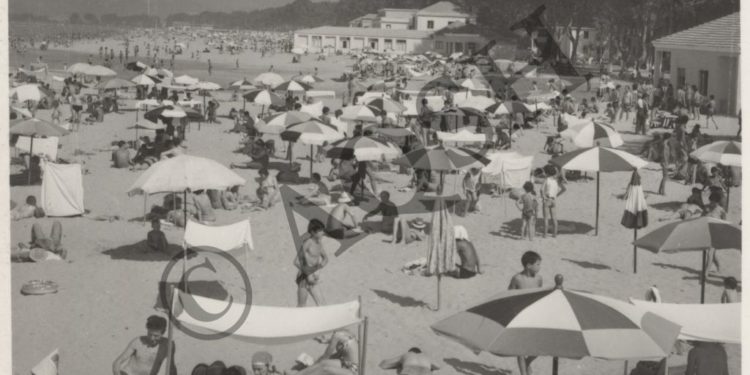 Nga rrobat e banjës te çadrat me çarçafë, ja si ishte plazhi te Shkëmbi i Kavajës në vitin 1970 2 shkembi