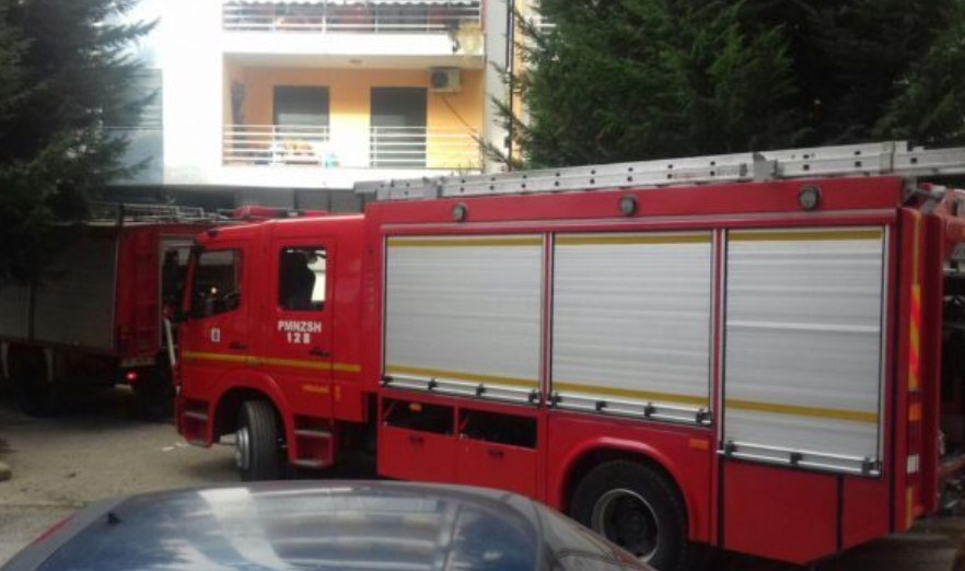 Tiranë/ Zjarr në një pallat, shkrumbohet banesa në zonën e ’21 Dhjetorit’ zjarre 2