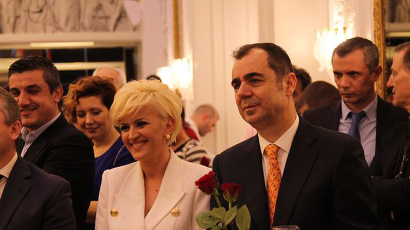 Me se po merret Eduard Selami? Ilva Tare rrëfen angazhimet e bashkëshortit 11 1