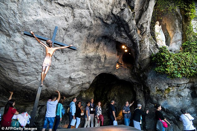 “E kurova kancerin nga uji”, pas dëshmisë së pacientit 30 mjekë nisen drejt vendit të shenjtë 18171760 7437819 Kazik Stepan 71 visited the Roman Catholic sacred site the Sanct a 1 1567836369181