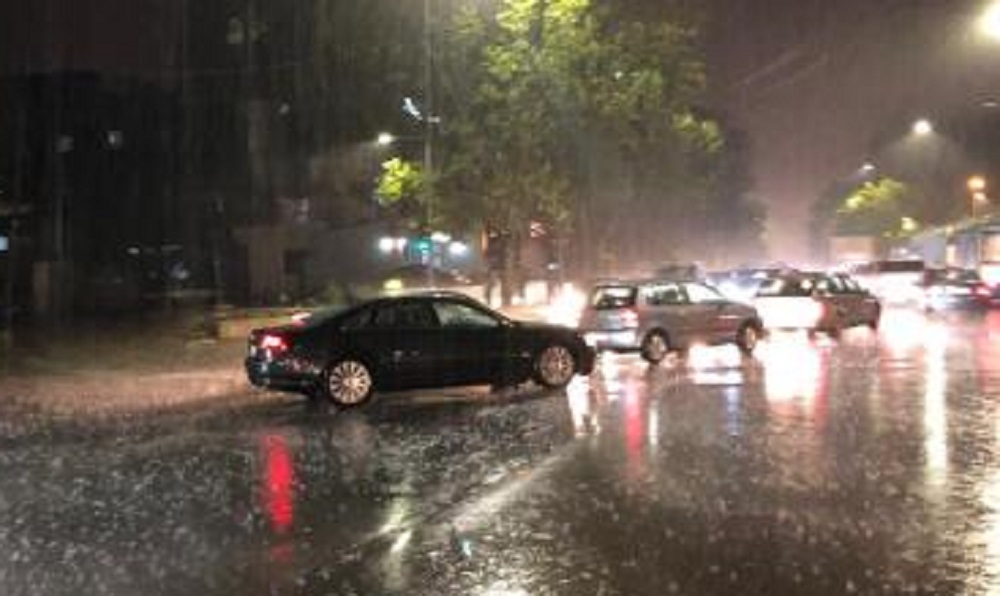 Stuhi dhe vetëtima, Policia apel drejtuesve të mjeteve: Kujdes, merrni këto masa 413351