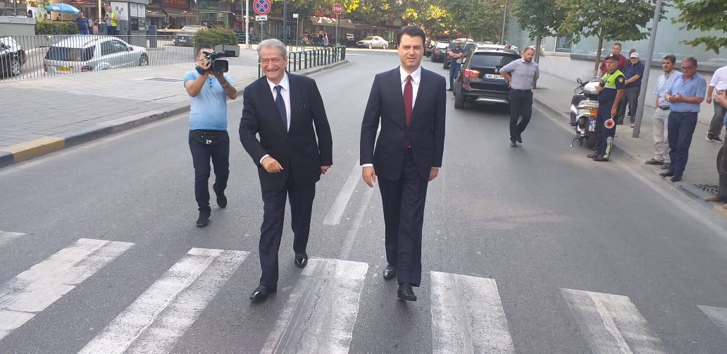E përjashtoi nga PD-ja, Basha shtrëngon duart me Rudina Hajdarin te memoriali i Azemit 1 5d79fe1a594fcbahsa
