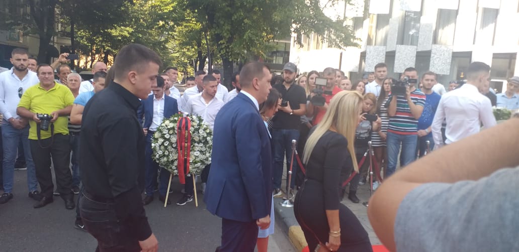 E përjashtoi nga PD-ja, Basha shtrëngon duart me Rudina Hajdarin te memoriali i Azemit 5d79ffa930741family