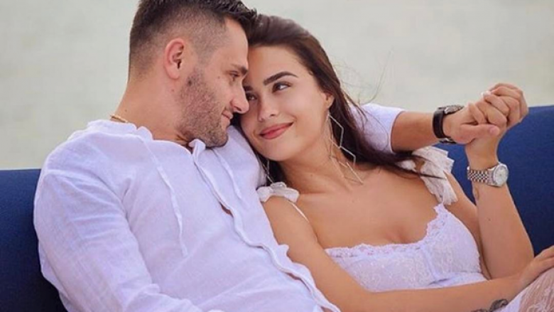 Bes Kallaku bën dedikimin më të bukur për Xhensilën dhe na bëri të besojmë se dashuria e vërtetë ekziston Bes Kallaku Xhensila
