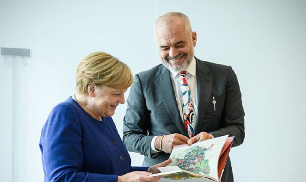 Merkel publikon foton me Ramën dhe dhuratën që kryeministri i bën Edi Rama