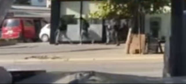 Pamje si nëpër filma/ Grabisin bankën në Kosovë, dalin me armë në dorë duke qëlluar GRABITJA