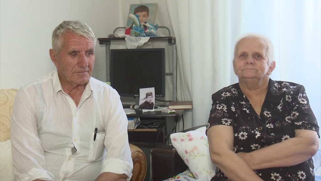 Prindër të 8 fëmijëve, por të vetmuar PRINDRIT E 8 FEMIJVE KR OK OK